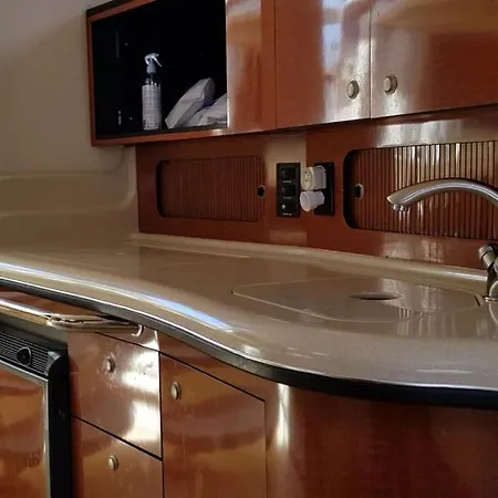 Sealine Whiteshell Hotel en barco